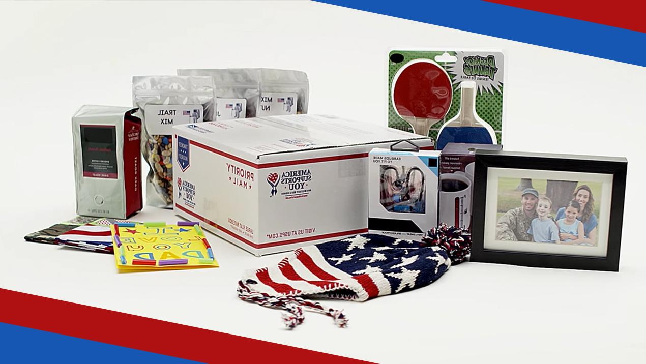  一个优先邮箱，周围环绕着可以在里面运送的物品，包括一张家庭照片, 一种看起来像美国国旗的帽子, 游戏桨, 生日贺卡, 干果, 咖啡, 小型电子产品.